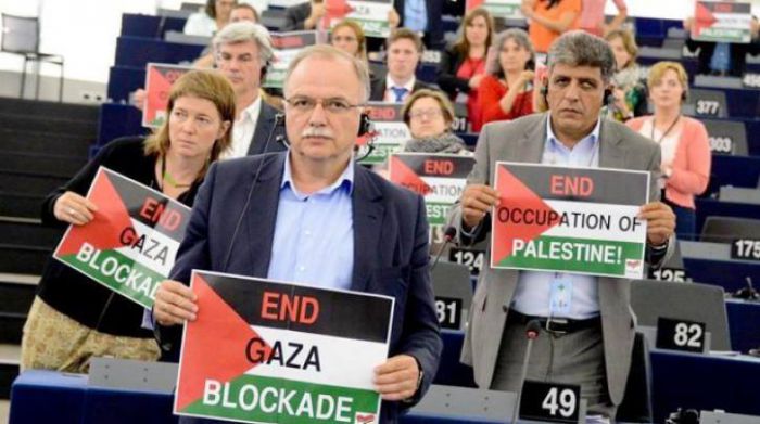 Βουλευτές του ΣΥΡΙΖΑ (ανάμεσα τους και ο Κώστας Ζαχαριάς) παρέδωσαν ψήφισμα γα την Παλαιστίνη στην πρεσβεία του Ισραήλ!