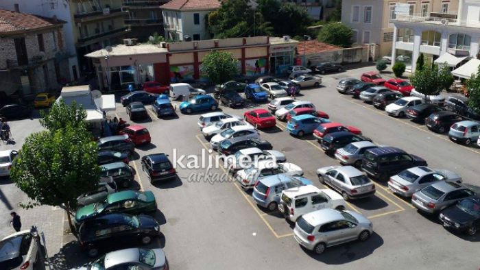 Τρίπολη – Ξηλώθηκαν πινακίδες από αυτοκίνητα που είχαν σταθμεύσει σε πάρκινγκ ΑΜΕΑ!