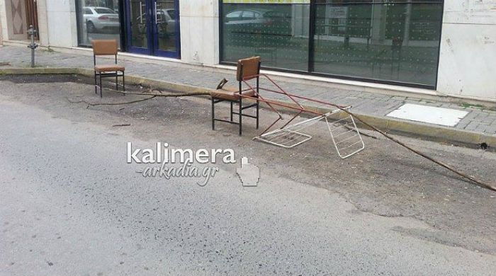 Έβαλε καρέκλες και μία … απλώστρα για να «πιάσει» θέσεις πάρκινγκ στην Τρίπολη!