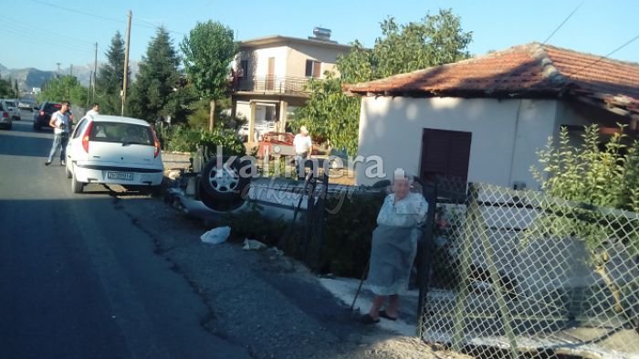 Απίστευτο τροχαίο έξω από την Τρίπολη – Αυτοκίνητο τούμπαρε και έπεσε στον κήπο σπιτιού! (εικόνες)