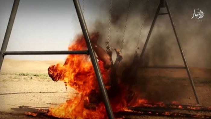Νέο σοκ: Τo φρικιαστικό βίντεο με το κάψιμο των τεσσάρων Ιρακινών από Τζιχαντιστές (vd)