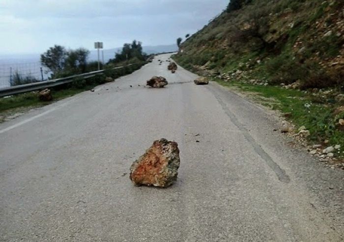 Πτώση βράχων στην παλαιά εθνική οδό Άργους Τρίπολης (κολοσούρτη)