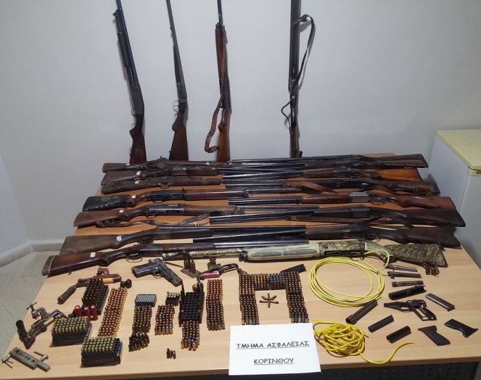 Άνδρας συνελήφθη σε χωριό της Κορίνθου με αρχαία αντικείμενα και 18 κυνηγετικά όπλα!