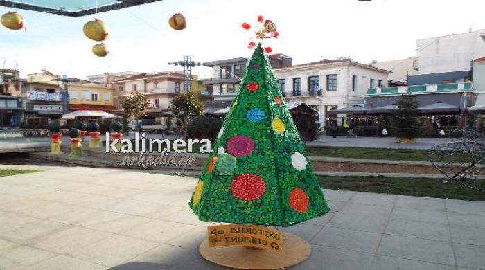 Ένα εμπνευσμένο χριστουγεννιάτικο δέντρο από….καπάκια στην Τρίπολη! (εικόνες)
