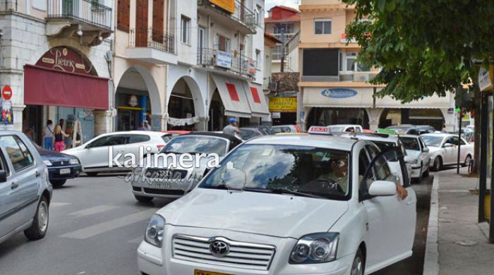 Το κυκλοφοριακό χάος της κεντρικής πλατείας και οι πεζόδρομοι δυσκολεύουν τη δουλειά των οδηγών ταξί στην Τρίπολη (vd)