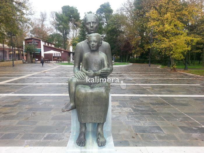 Επέστρεψε στη θέση του το άγαλμα της «Μάνας» στην Πλατεία Άρεως (εικόνες)