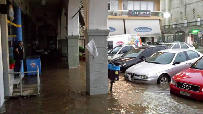 Μεγάλες πλημμύρες στην κεντρική πλατεία της Τρίπολης (εικόνες)
