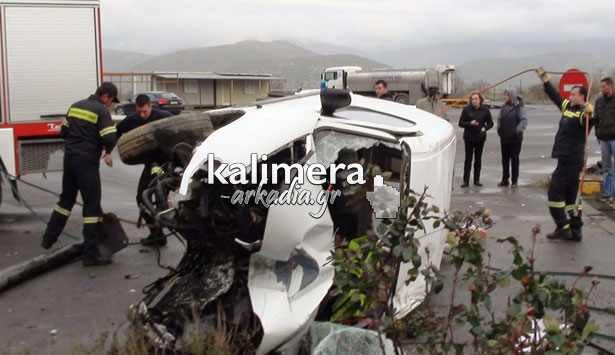Αποκλειστικό - Τροχαίο ατύχημα έξω από την Τρίπολη και απεγκλωβισμός οδηγού (vd)