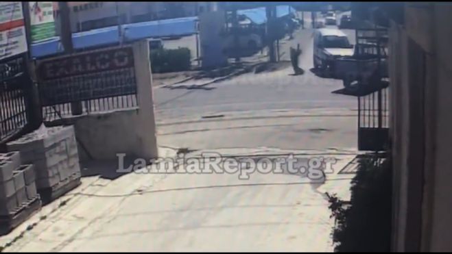 Σοκ από τροχαίο στη Λαμία | Οδηγός σε μηχανάκι κάνει τούμπες στον αέρα και πέφτει στο οδόστρωμα (vd)