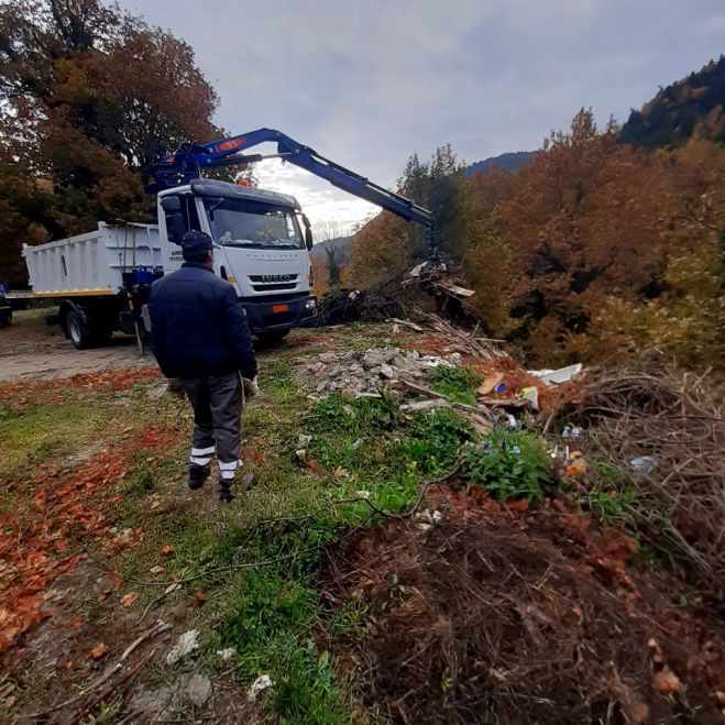 Βούρβουρα | Με τη βοήθεια του Δήμου καθαρίστηκε χωματερή - Οργισμένο μήνυμα του Προέδρου του χωριού για ασυνείδητους που πετούν παντού σκουπίδια