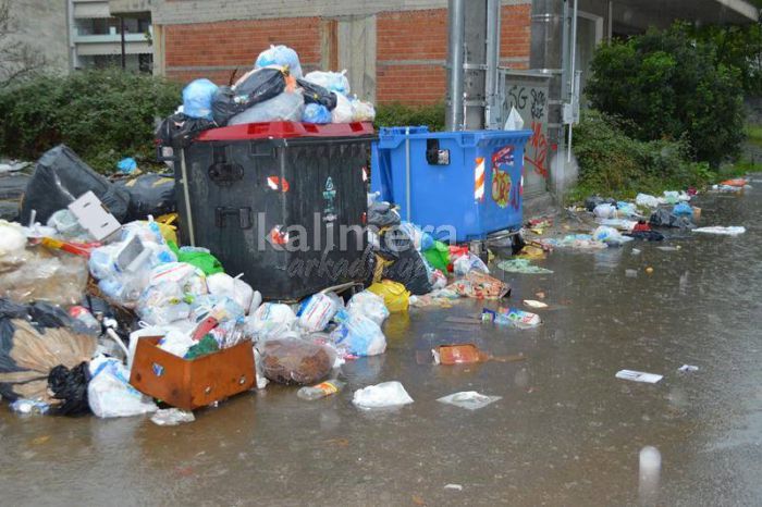 Έρχονται ισχυρές βροχές  - Φόβος να μην βουλώσουν τα φρεάτια από τα σκουπίδια στην Τρίπολη