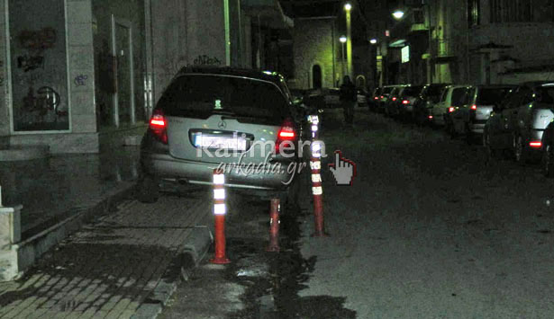 Φωτογραφία αναγνώστη – Οδηγός καβάλησε κολονάκια και πεζοδρόμιο και πάρκαρε στην Τρίπολη