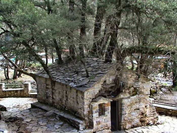 Aνεξήγητα φαινόμενα  - Το μυστηριώδες εκκλησάκι της Αγίας Θεοδώρας κοντά στη Μεγαλόπολη...