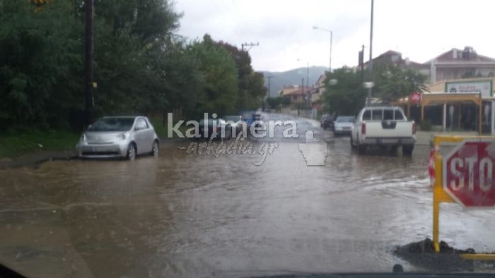 Απίστευτη βροχή στην Τρίπολη – Πλημμύρισε ο δρόμος έξω από το ΔΑΚ! (vd)