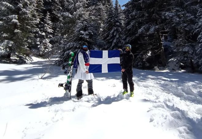 Η Ελληνική σημαία στο χιονισμένο Μαίναλο (εικόνες)