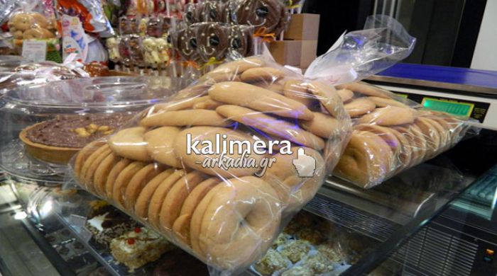 Νηστίσιμα γλυκά ψωνίζει ο κόσμος στην Τρίπολη – Οι τιμές για τα τσουρέκια (vd)!