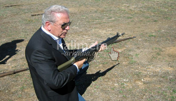 Ο Υπουργός Εθνικής Άμυνας Δημήτρης Αβραμόπουλος πυροβολεί από την Τρίπολη (vd)