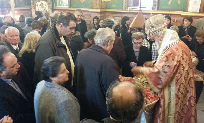 Πλήθος πιστών, τη Δευτέρα  του Πάσχα,  στον Πανηγυρίζοντα Ναό του Αγίου Νεομάρτυρος Δημητρίου