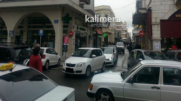 Κυκλοφοριακό μπάχαλο στην Τρίπολη λόγω ορκωμοσίας – Πότε θα μπουν πινακίδες σ&#039; αυτή την πόλη;