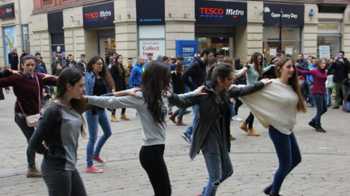 Έλληνες φοιτητές χορεύουν Ζορμπά στο .... Manchester! (vd)