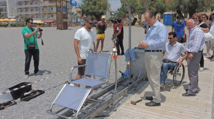 Άτομα με αναπηρία - Ράμπα για να κάνουν μπάνιο σε παραλία της Καλαμάτας – Στηρίζουν ΑΜΕΑ και από την Τρίπολη!