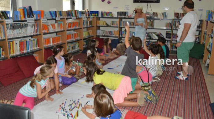 Μία όμορφη και μία … άσχημη πόλη ζωγράφισαν τα παιδιά πάνω σε ένα τεράστιο χαρτόνι στη Βιβλιοθήκη (vd)!