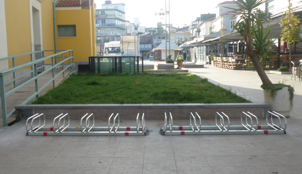 Αλλαγές στην «Πετρινού» με θέσεις στάθμευσης για ποδήλατα και φύτευση λουλουδιών!