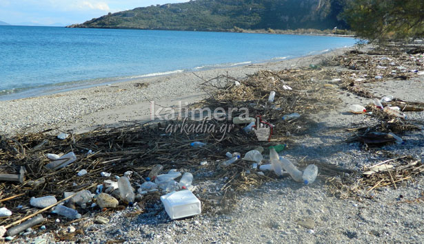 Σκουπίδια γέμισαν οι παραλίες στη Βόρεια Κυνουρία – Ξεκίνησε ο καθαρισμός από το Δήμο (vd)