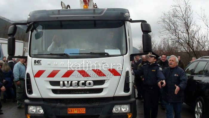 Χαμός στο Λεβίδι: Ο κόσμος δεν άφησε να περάσουν απορριμματοφόρα – Προσαγωγές από την Αστυνομία (vd)