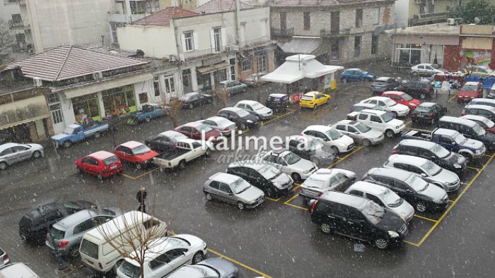 Συμβαίνει τώρα: Χιονίζει πάλι στην πόλη της Τρίπολης (vd)!