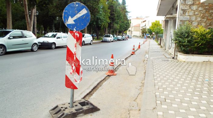 Εργασίες εγκατάστασης οπτικών ινών για internet στην οδό Παπαρηγοπούλου (εικόνες)