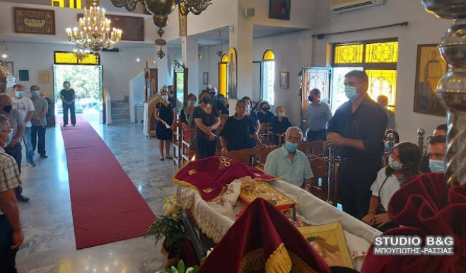 Συγκίνηση στην κηδεία του ιερέα Ηλία Αλευρά στον Τυρό Κυνουρίας (εικόνες)