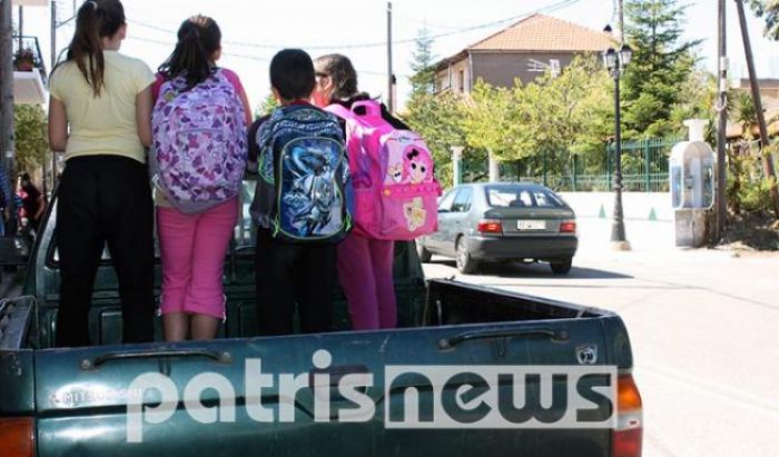 Μαθητές στοιβαγμένοι σε καρότσα για να πάνε σε σχολείο της Πελοποννήσου!