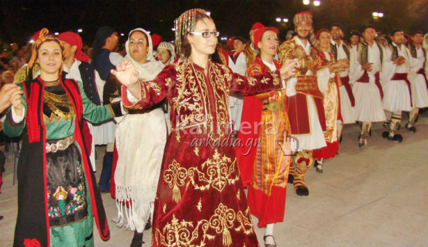 Χορευτικά συγκροτήματα της Τρίπολης και του Μεσολογγίου χόρεψαν στην Πλατεία Άρεως (vd)