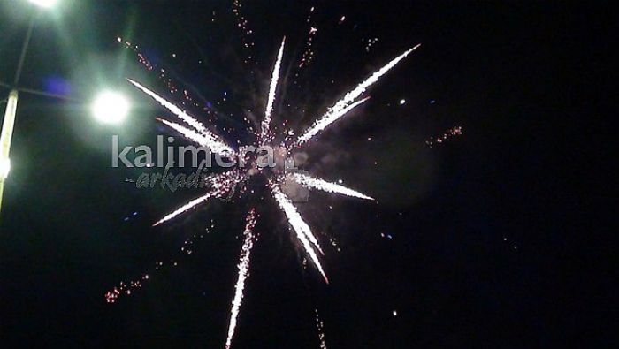 Η στιγμή της Ανάστασης και τα εντυπωσιακά πυροτεχνήματα στον ουρανό της Τρίπολης (vd)