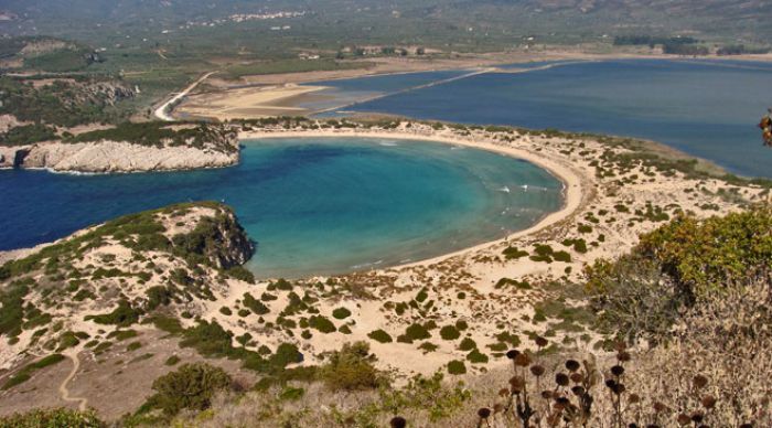 Λευκή αμμουδιά γεμάτη όμορφα κοχύλια στη διάσημη παραλία της Βοϊδοκοιλιάς στη Μεσσηνία (vd)