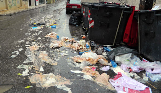 Η βροχή έβγαλε …βόλτα τα σκουπίδια στην οδό «Αρβάλη» στην Τρίπολη (vd)