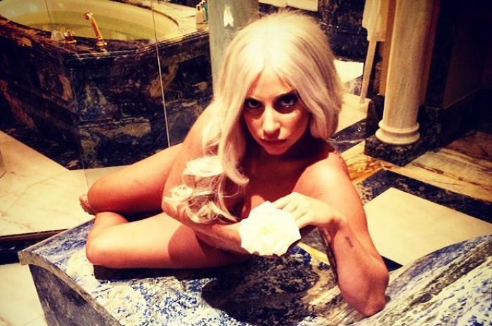 Lady Gaga: Αναστάτωσε το Instagram με τις ημίγυμνες φωτογραφίες από την Αθήνα!