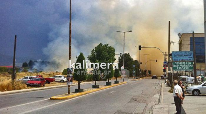 Φωτιά στην Τρίπολη – «Πνίγηκε» στους καπνούς η οδός «Ναυπλίου» (vd)