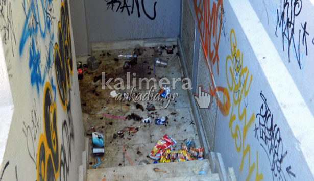Ντροπή – Σκουπίδια και βρώμα παντού στο Μαλλιαροπούλειο Θέατρο (εικόνες)