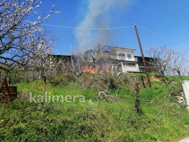 Φωτιά το μεσημέρι στο Καστρί - Έσβησε μετά την άμεση επέμβαση πυροσβεστικής και κατοίκων (εικόνες)