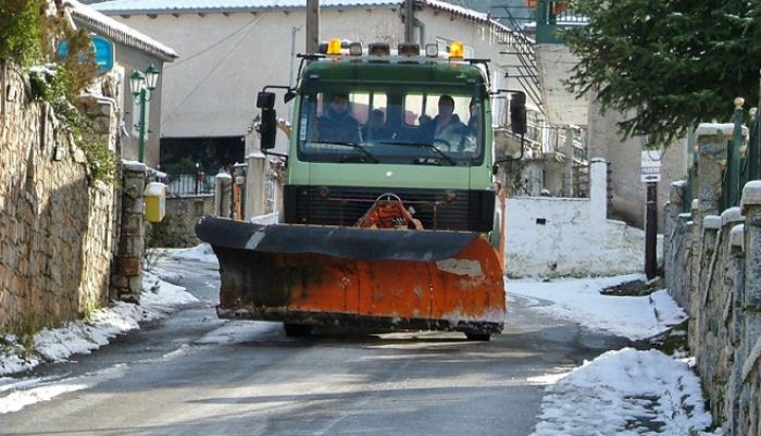 Καθάρισαν δρόμους και έριξαν αλάτι για τον πάγο στη Βλαχέρνα (εικόνες)!