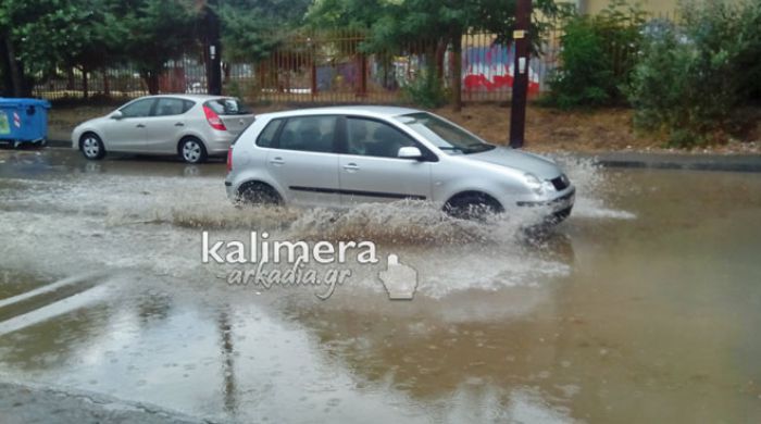 Δυνατή βροχή δημιούργησε … λίμνη έξω από το ΔΑΚ στην Τρίπολη (εικόνες)