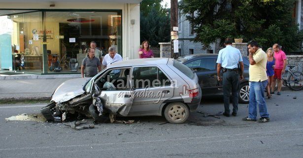 Σύγκρουση αυτοκινήτων το πρωί στην Τρίπολη! (εικόνες)