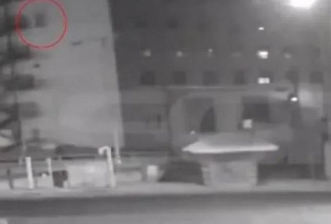 Σοκαριστικό βίντεο | Άνδρας αυτοκτονεί πέφτοντας από τον 8ο όροφο κτηρίου στη Συγγρού