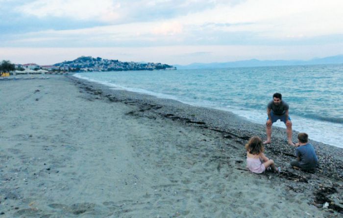 Άρθρο – διαφήμιση για τις παραλίες του Άστρους από τον Οδυσσέα Κωνσταντινόπουλο στο Athens Voice!
