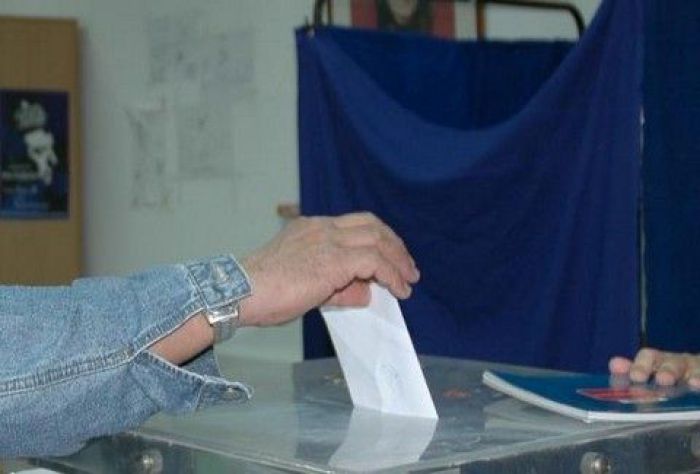 Απίστευτο κι όμως αληθινό: Ταξίδεψε μέχρι τα Χανιά κι έμαθε πως ψηφίζει στην Αθήνα