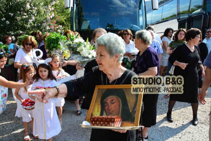 Όνειρο ζωής για μία γυναίκα από το Ναύπλιο να δωρίσει εικόνα της Παναγίας στη Μονή Λουκούς της Κυνουρίας!