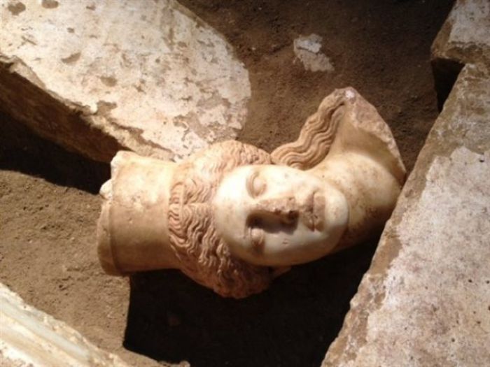 Αμφίπολη - Μαρμάρινο κεφάλι σφίγγας αποκαλύφθηκε στον Τύμβο! (εικόνες)