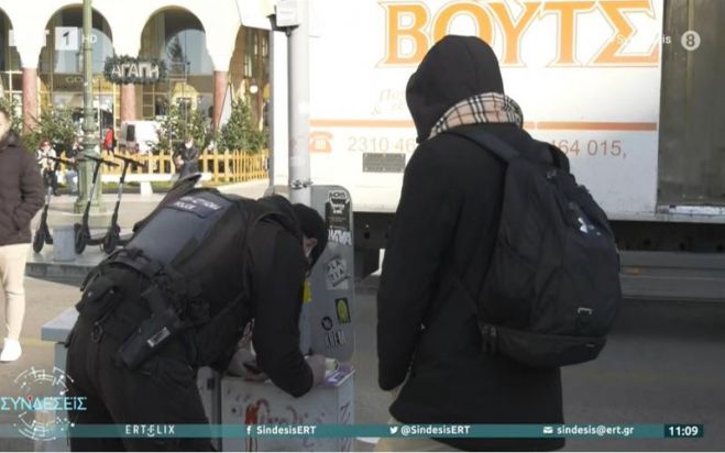 Αστυνομικός με τη μάσκα στο πηγούνι κόβει πρόστιμο 300 ευρώ σε νεαρό (vd)